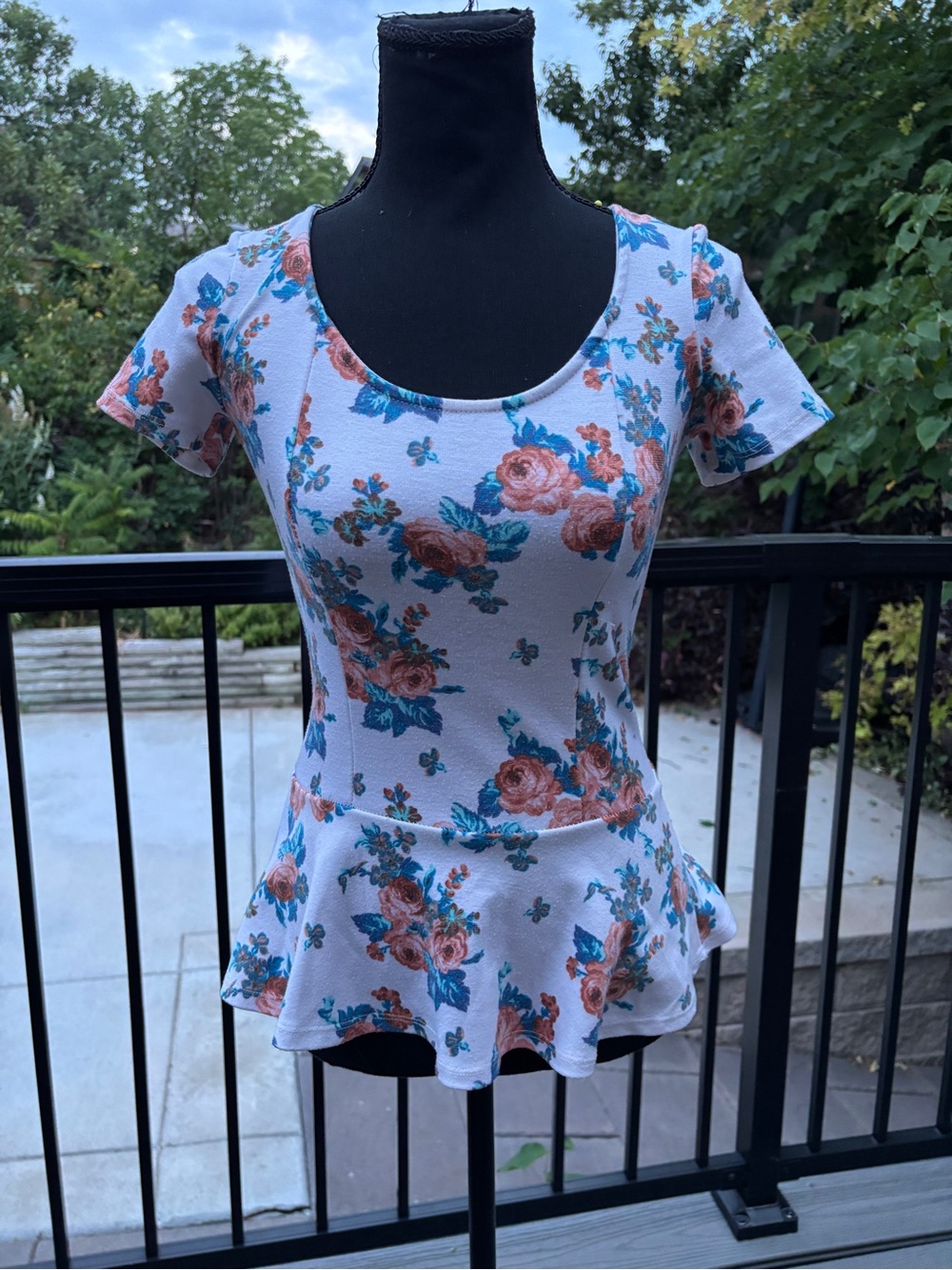 Heart Cut-Out Back Floral Scoop Neck Peplum Top